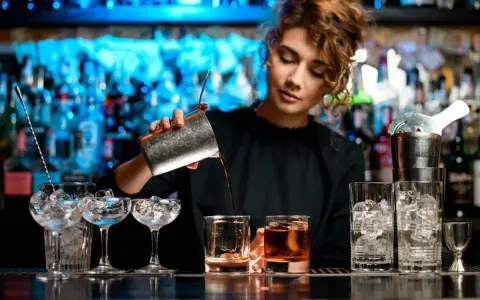 Ile zarabia barman w hotelu? Zaskakujące fakty o wynagrodzeniach
