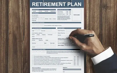 Formularz "RETIREMENT PLAN" do wypełnienia, aby złożyć wniosek o emeryturę. Widoczna ręka z długopisem.