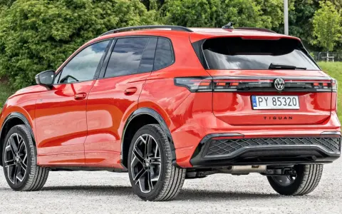 Czerwony Volkswagen Tiguan, z tablicą rejestracyjną PY 85320. Sprawdź aktualną volkswagen tiguan cena.