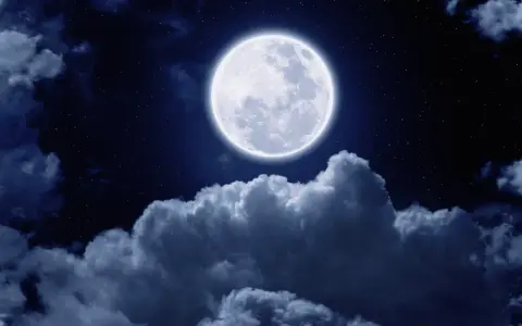 Jasna pełnia księżyca nad chmurami, nocne niebo pełne gwiazd, idealne do nocnych zaklęć.
