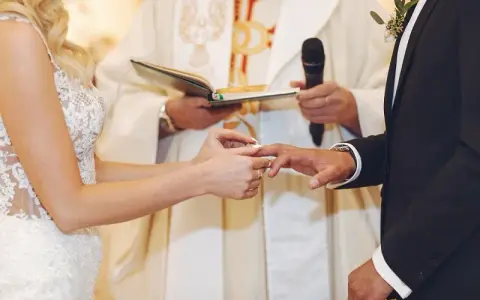 Co łaska za ślub - ile naprawdę warto dać na ceremonię?