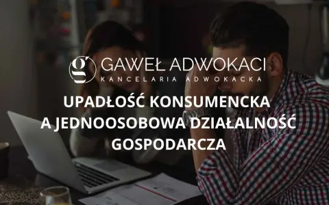 Para zmartwiona analizuje dokumenty przy laptopie. Temat: upadłość firmy jednoosobowej a długi.