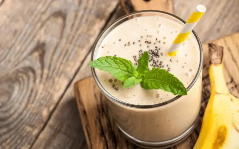 Prosty przepis na koktajl bananowy z mlekiem, który zachwyca smakiem