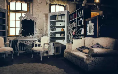 Salotto con divano, poltrone, specchio barocco e librerie. Un esempio di arredamento massimalista che unisce elementi classici e decorazioni elaborate.
