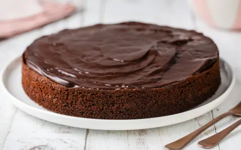 Torta al cioccolato soffice, ricoperta da una glassa lucida. Perfetta per chi ama il cioccolato, questa torta con cioccolato avanzato è un vero piacere.
