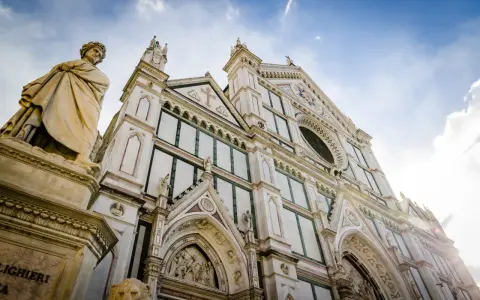 Statua di Dante e la facciata di Santa Croce, un luogo iconico del cammino di Dante tappe.