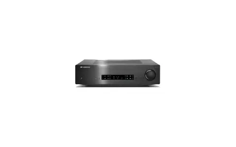 Elegancki wzmacniacz Cambridge Audio CXA80 w kolorze grafitowym, z czytelnym wyświetlaczem i pokrętłem głośności.