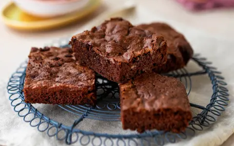 Saftige Bananen Brownies auf einem Drahtgitter, perfekt für eine süße Auszeit.