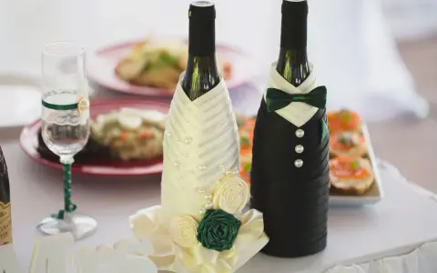 Jak zapakować wino na prezent ślubny? 10+ eleganckich pomysłów!