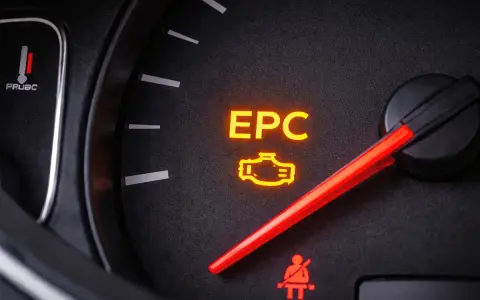 Pomarańczowa kontrolka EPC świeci się na desce rozdzielczej, sygnalizując problem z silnikiem.