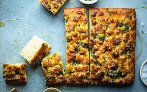 Focaccia recept: gyllene, krispiga brödskivor med örter och flingsalt, redo att avnjutas.