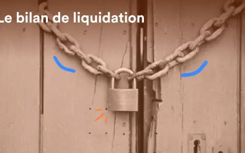 Le bilan de liquidation est verrouillé. Une chaîne et un cadenas sécurisent une porte en bois, symbolisant la fin d'une entreprise.