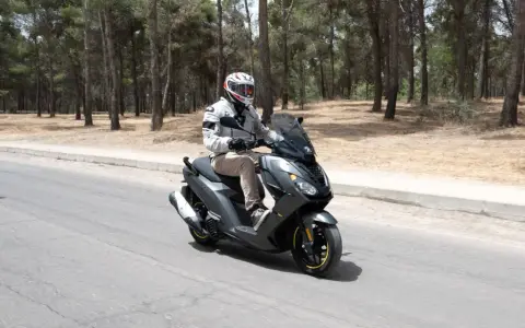 Hombre conduce moto Peugeot, ideal para conducir moto sin carnet A2.