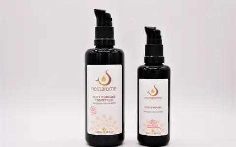 Deux flacons de Nectarome, l'un de 100ml, l'autre de 50ml, vantant les **huile d'argan bienfaits** cosmétiques biologiques.