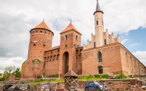 Gietrzwałd-zamek, imponująca budowla z cegły z okrągłą wieżą i strzelistą wieżyczką, zaprasza do zwiedzania.