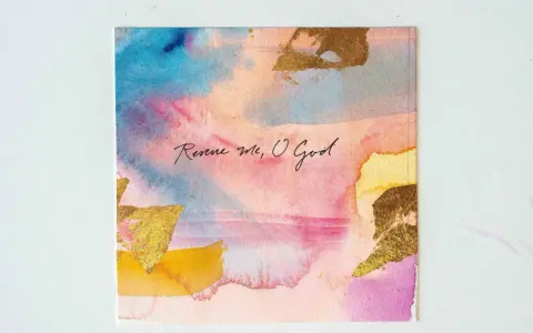 Abstrakcyjny obraz z akwarelami w odcieniach różu, błękitu i żółci, z elementami złota. Napis "Rescue me, O God" nawiązuje do psalm 69 tekst.