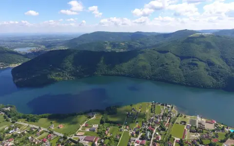 Widok na jezioro i góry. Góra Żar oferuje wiele atrakcji, w tym malownicze krajobrazy i tereny rekreacyjne.
