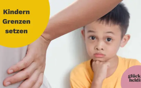 Ein Junge mit traurigem Blick lehnt an einer Wand. Eine Hand liegt auf seiner Schulter, als würde sie ihm Halt geben. Der Text "Kindern Grenzen setzen" steht auf einem gelben Kreis.