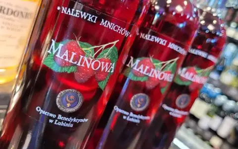 Nalewka: Co to jest? Poznaj definicję i sekrety smaku.