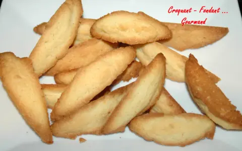Une pile de biscuits dorés, croquants et fondants, comme des petites pâtes de loup gourmandes.