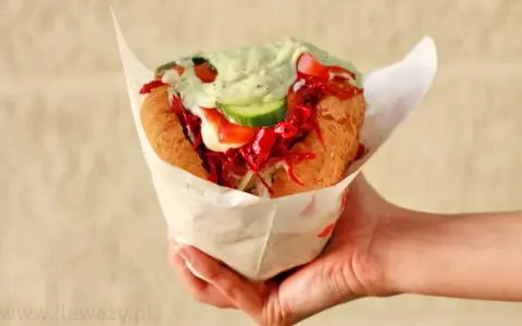 Ile kalorii ma domowy hamburger? Oblicz i odchudź!