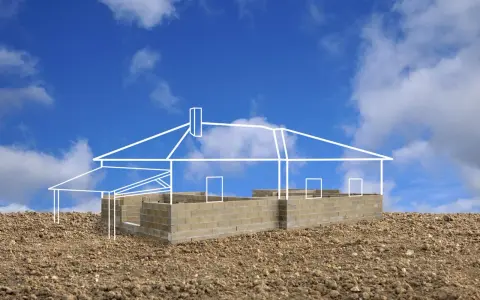 Esquisse d'une maison sur un terrain rocailleux, montrant les fondations en parpaings et le plan blanc de la structure. L'implantation maison sur terrain est en cours.