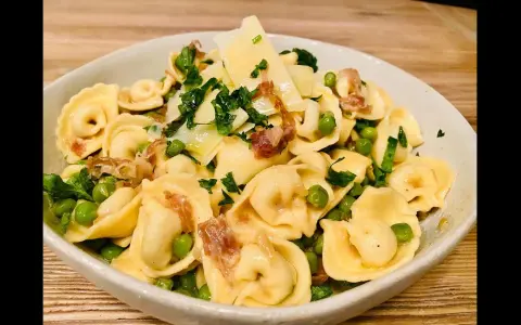 Tortellini z prosciutto: najlepsze sosy i dodatki, które zaskoczą