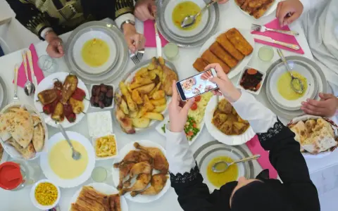 Festliches Zuckerfest Essen wird fotografiert. Ein reich gedeckter Tisch mit Suppe, Hähnchen, gefüllten Paprika und Brot.