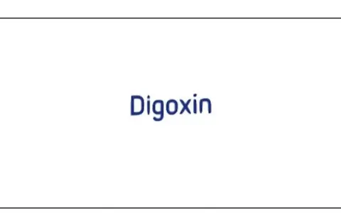 Napis "Digoxin" na białym tle. Lek digoxin stosowany jest m.in. w leczeniu niewydolności serca i arytmii.