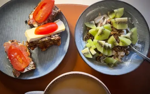 En härlig promenad innan frukost belönas med en skål yoghurt med kiwi och granola, samt smörgåsar med tomat och pålägg.