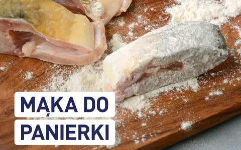 Kawałki ryby obtoczone w mące, gotowe do panierki. Jaka mąka do panierki będzie najlepsza?