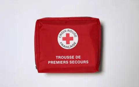 Trousse de secours professionnelle rouge de la Croix-Rouge Française, prête pour toute urgence.