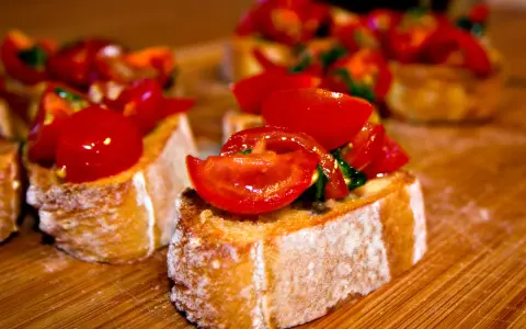 Knuspriges Brot mit frischen Tomaten und Basilikum – ein authentisches italienisches rezept bruschetta original italienisch.