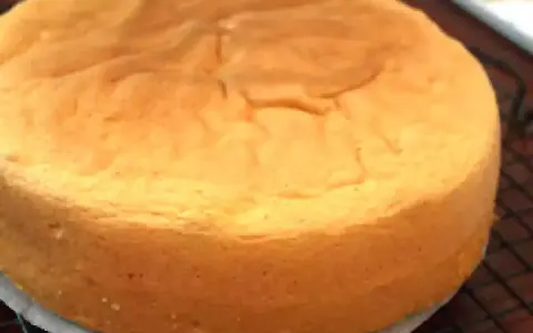 Un gâteau génoise doré, parfait pour toute recette. Sa texture aérienne promet un délice.