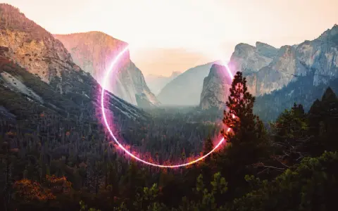 Góry Yosemite otoczone neonowym kręgiem, jakby symbolizującym 7 rok numerologiczny.