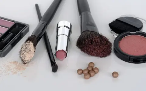 Naturalny makijaż: Jak zamaskować pryszcza bez efektu maski?
