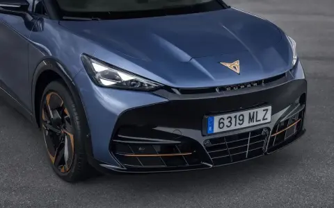 Niebieski Cupra Tavascan z miedzianymi akcentami i sportowym grillem.