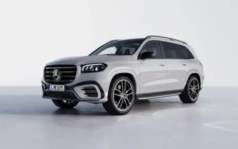 Srebrny Mercedes-Benz GLS, jeden z luksusowych mercedes suv modele, prezentuje się elegancko na białym tle.