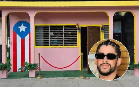 La casita rosa con bandiera portoricana, omaggio a Bad Bunny, con il cantante in primo piano.