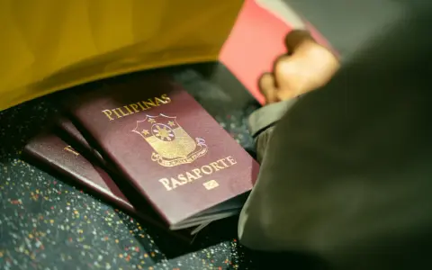 Kilka paszportów Filipin leży na powierzchni.