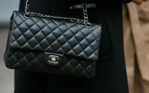 Czarna pikowana torebka Chanel z łańcuszkiem. Zastanawiasz się, ile kosztuje torebka Chanel?