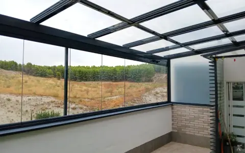 Vidrios de seguridad transparentes en un cerramiento, que permiten disfrutar del paisaje.