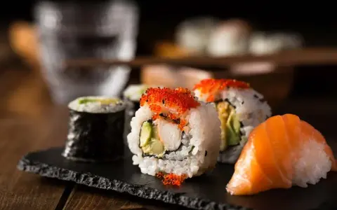 Z czym można zrobić sushi? Odkryj nietypowe składniki i pomysły