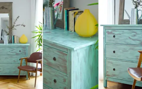 Cómoda de madera con acabado desgastado, técnica de envejecer muebles de madera, junto a una silla de cuero y un espejo.
