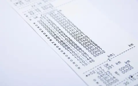 Wydruk z tachografu cyfrowego, pokazujący szczegółowe dane o podróży, od kiedy obowiązkowe tachografy cyfrowe.