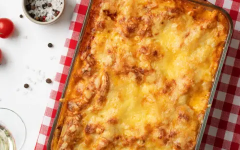 Zapiekanka z tartych ziemniaków: Zrób idealną, bez wodnistych wpadek!