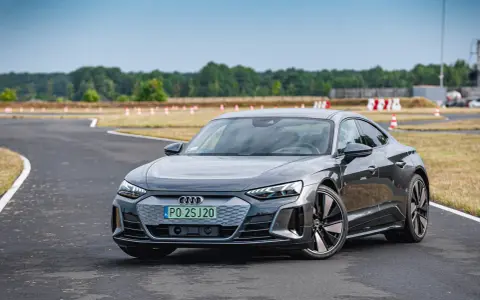 Szary Audi e-tron GT na torze wyścigowym, gotowy do jazdy.