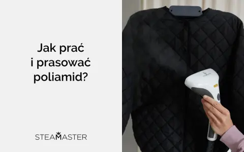 Jak prać i prasować poliamid? Czarna pikowana kurtka jest odświeżana parownicą SteamMaster.