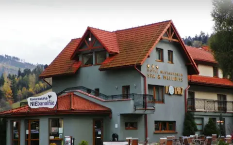 Hotel Kotarz, zlokalizowany w malowniczej okolicy, oferuje noclegi, restaurację i SPA. Obok znajduje się kawiarnia NIEbanalnie.
