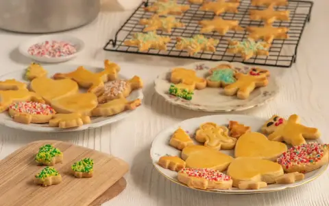Plätzchen in verschiedenen Formen, einige mit Streuseln verziert. Perfekt, wenn Sie Dinkelmehl ersetzen möchten und nach einem einfachen Rezept suchen.